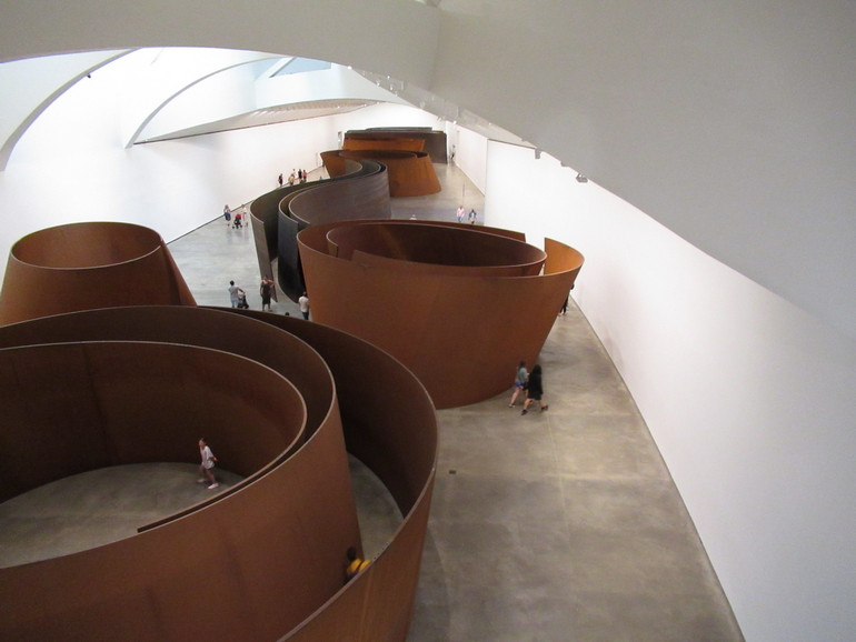Kunstwerk van staal in het Guggenheim